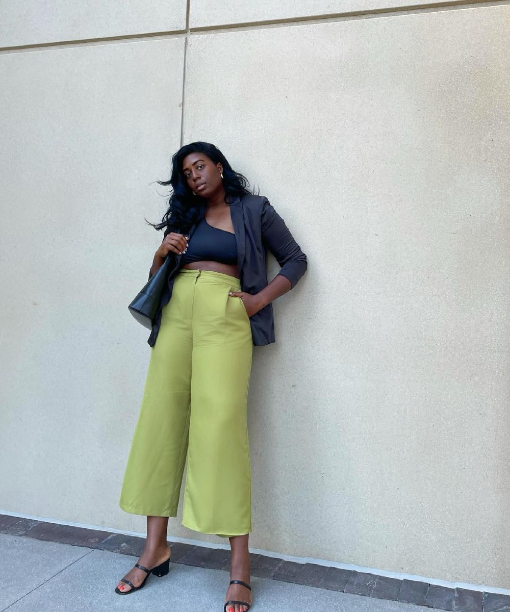 Nicole Omuteku - calça pantacourt verde e top preto - blusa combina com calça  - verão - street style - https://stealthelook.com.br