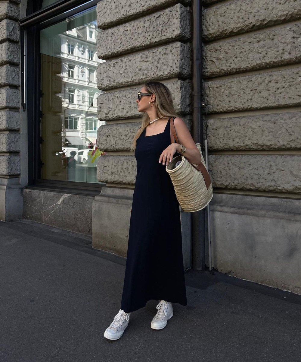 olivia faeh - vestido preto com tênis - looks de verão - verão - street style - https://stealthelook.com.br