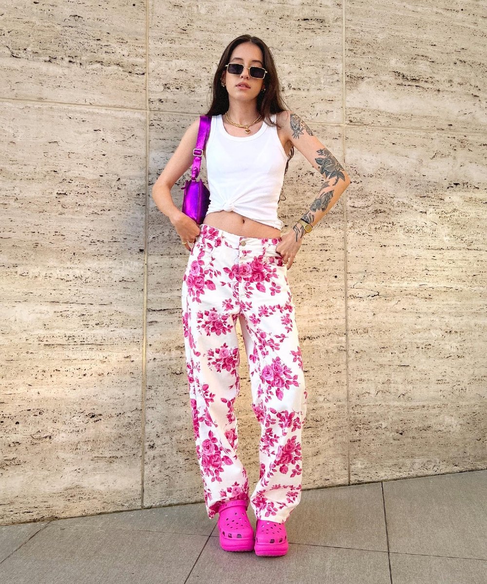 schiavinis - calça estampada regata branca e crocs rosa - look do dia - verão - street style - https://stealthelook.com.br