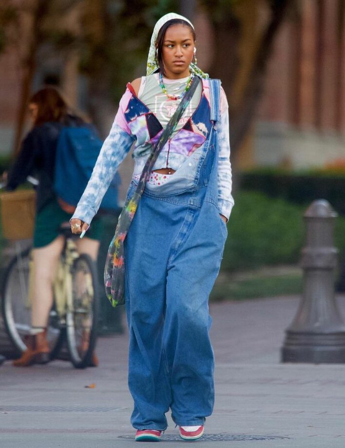Sasha Obama - Macacão jeans, tênis e lenço - Sasha Obama - Inverno - Street Style - https://stealthelook.com.br