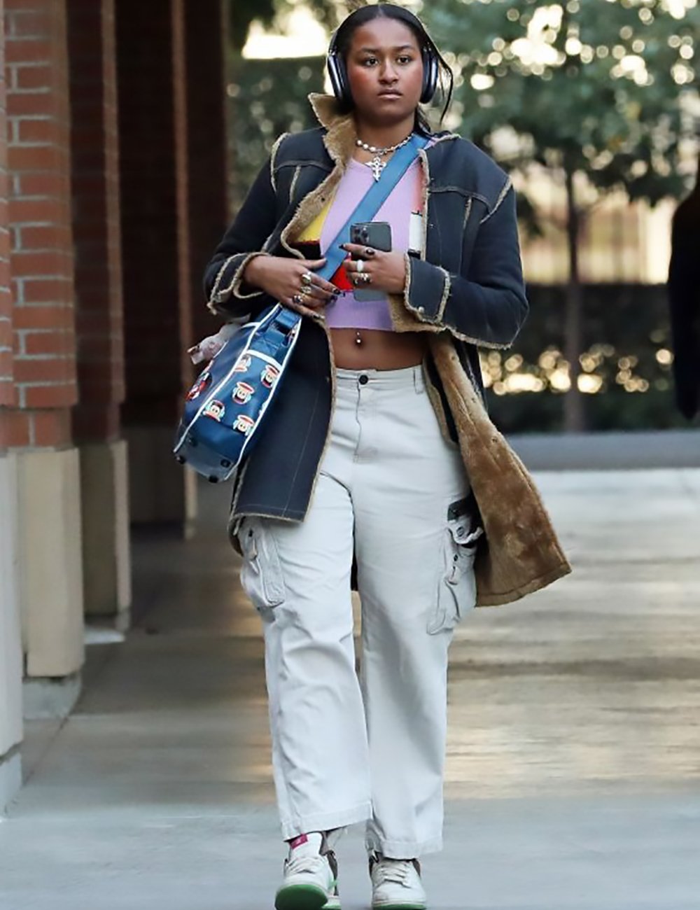 Sasha Obama - Jaqueta, calça jeans e camiseta - Sasha Obama - Inverno - Street Style - https://stealthelook.com.br