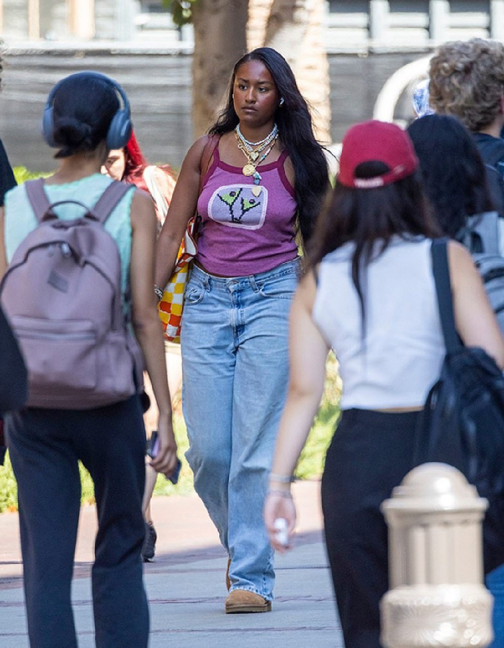 Sasha Obama - Calça jeans e camiseta - Sasha Obama - Verão - Street Style - https://stealthelook.com.br