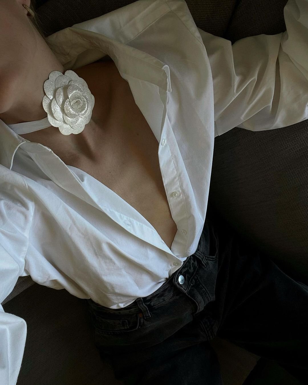 tine andrea - camisa branca calça jeans preta gargantilha branca de flor - acessório polêmico - verão - street style - https://stealthelook.com.br