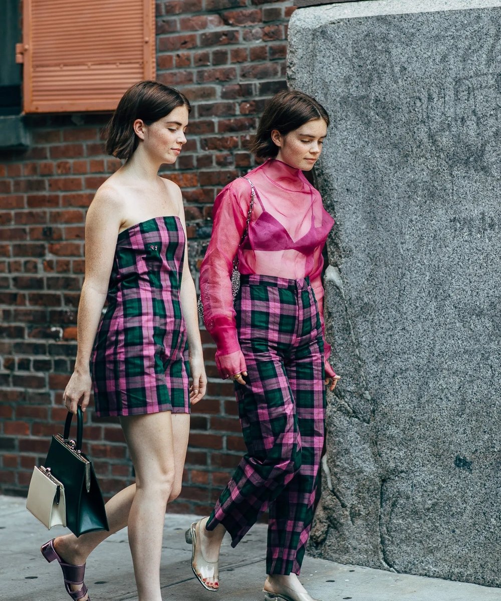 Reese and Molly Blutstein - calça xadrez e blusa transparente magenta - cor de 2023 - verão - street style - https://stealthelook.com.br