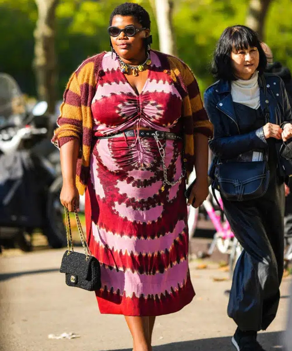 gabriella karefa johnson - vestido magenta estampado - cor de 2023 - verão - street style - https://stealthelook.com.br