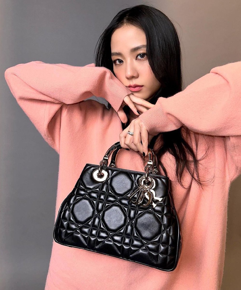 Jisoo - dior 95.22 bolsa - bolsas de luxo - verão - street style - https://stealthelook.com.br