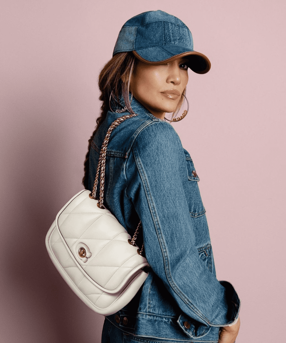Jennifer Lopez  - look jeans - bolsas nacionais - inverno - Street style - https://stealthelook.com.br