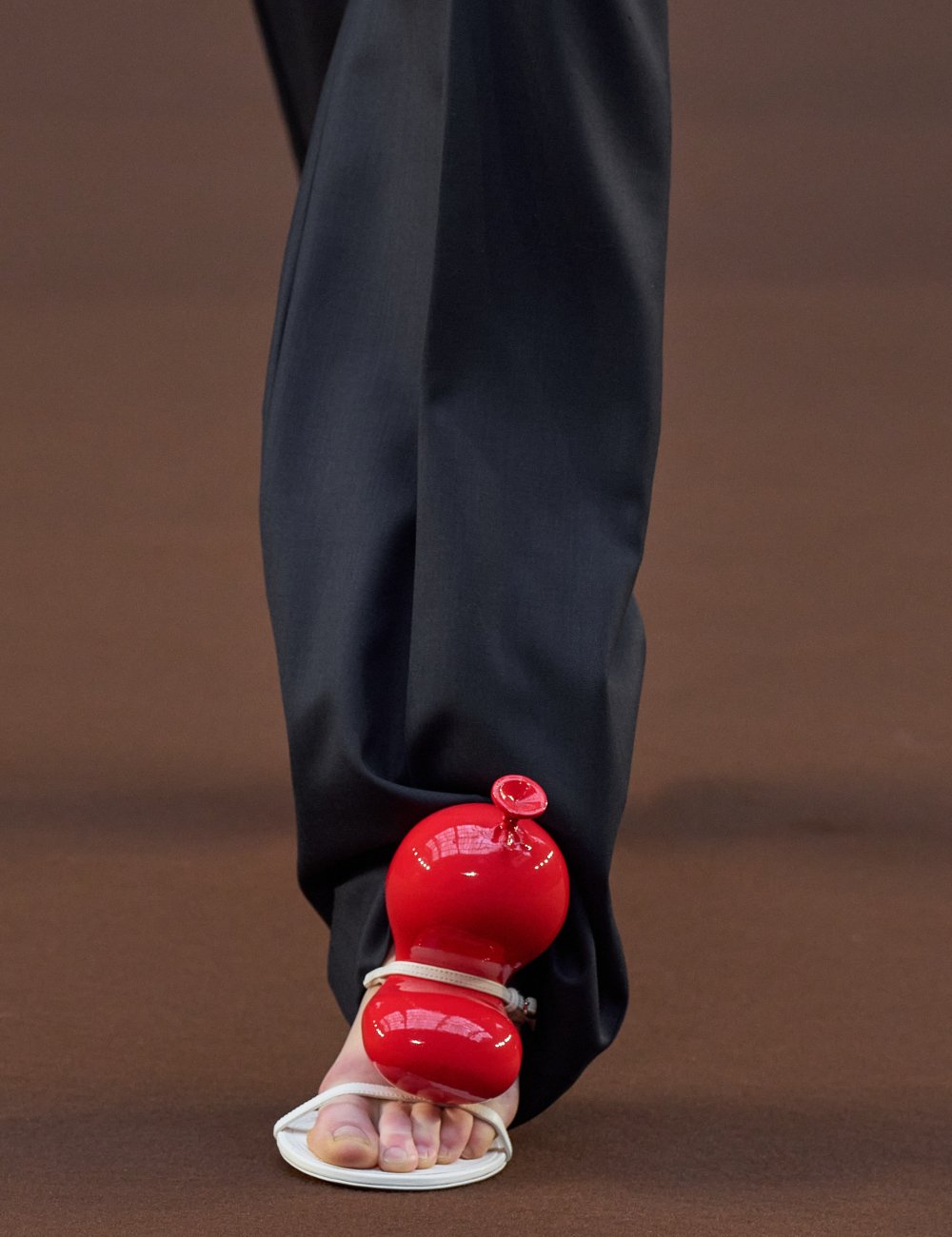 Loewe - sandália de balão - cartoonification - verão - fashion week - https://stealthelook.com.br
