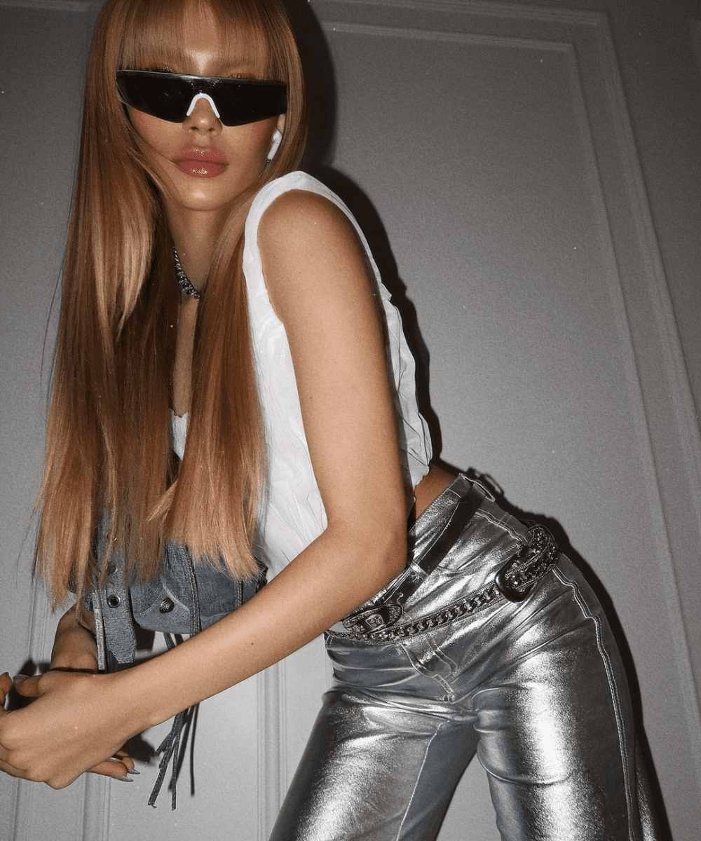 Jordanna Maia - Calça prata metalizada e blusa branca - Metalizado  - Verão - Street style - https://stealthelook.com.br