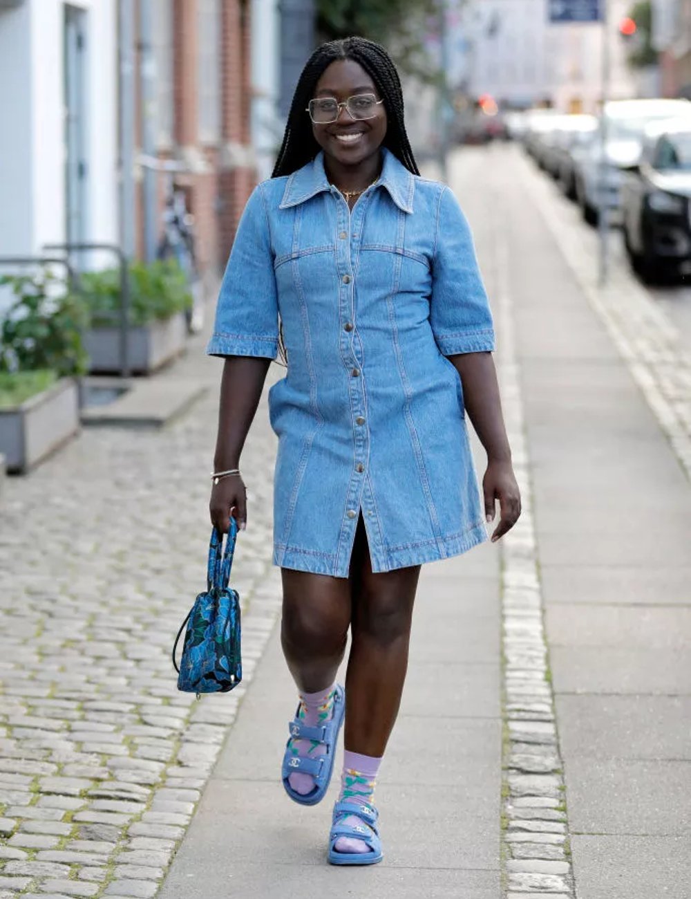Lois Opoku - vestido jeans e papete - sapato tendência - verão - street style - https://stealthelook.com.br