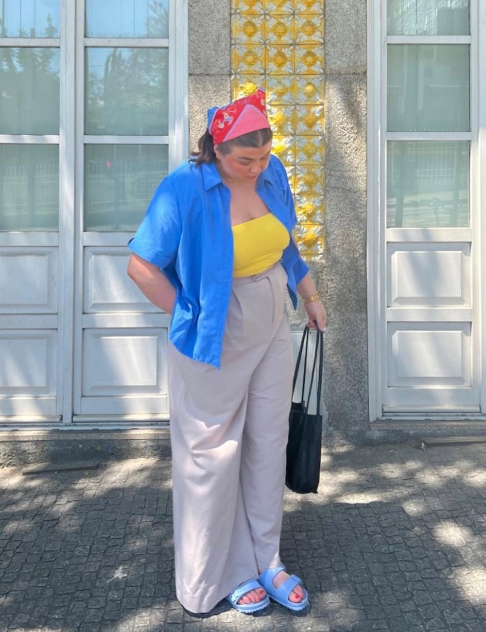 Francesca Perks - calça, camisa e papete - sapato tendência - verão - street style - https://stealthelook.com.br