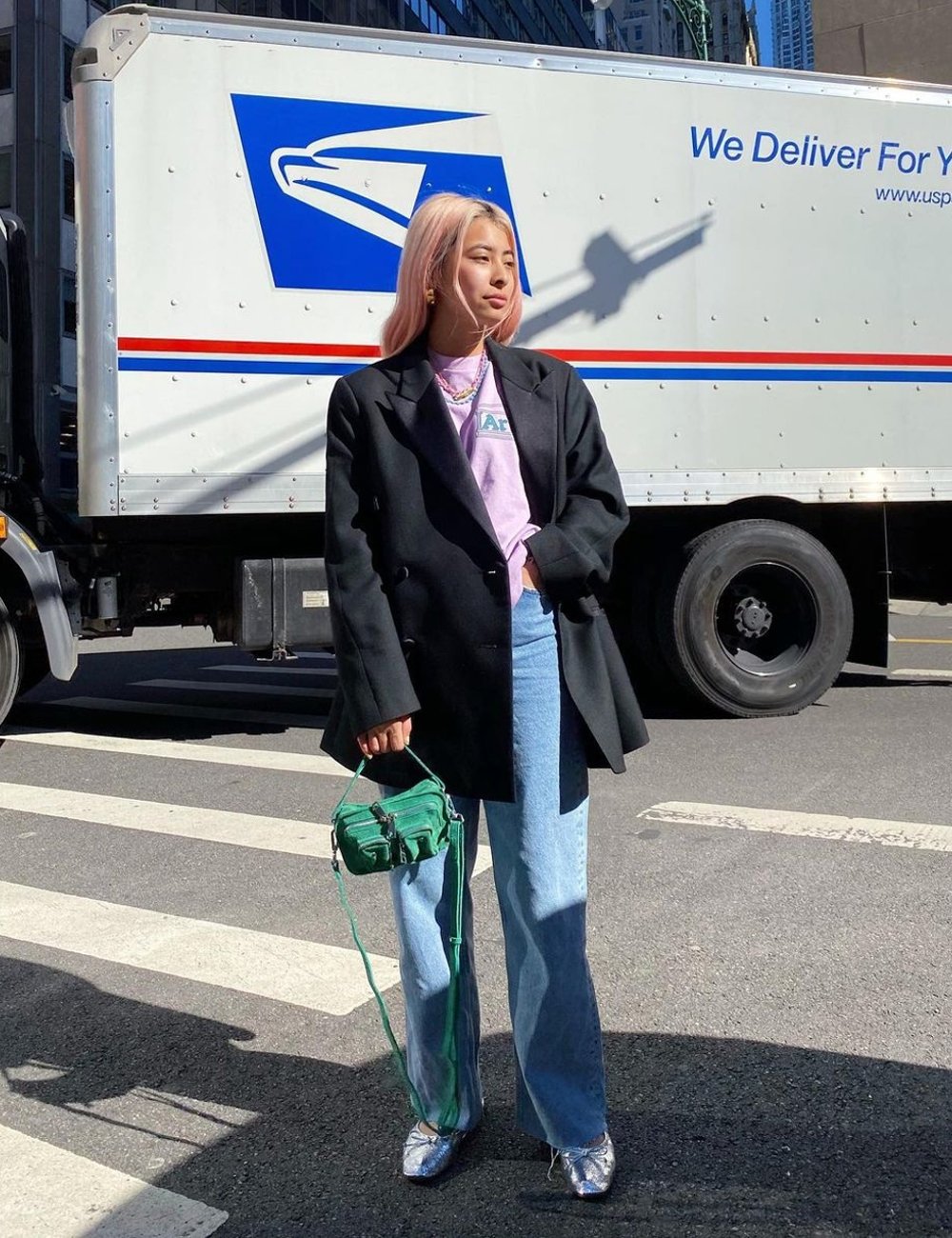 Michelle Li - Jeans, camiseta e sapatilha - sapatilha - inverno - street style - https://stealthelook.com.br