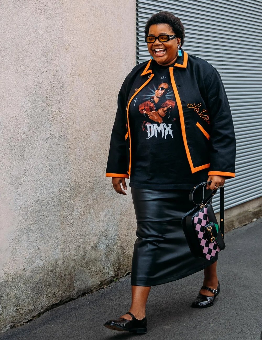 Gabriella Karefa-Johnson - saia midi, t shirt e sapatilha - sapatilha - outono - street style - https://stealthelook.com.br