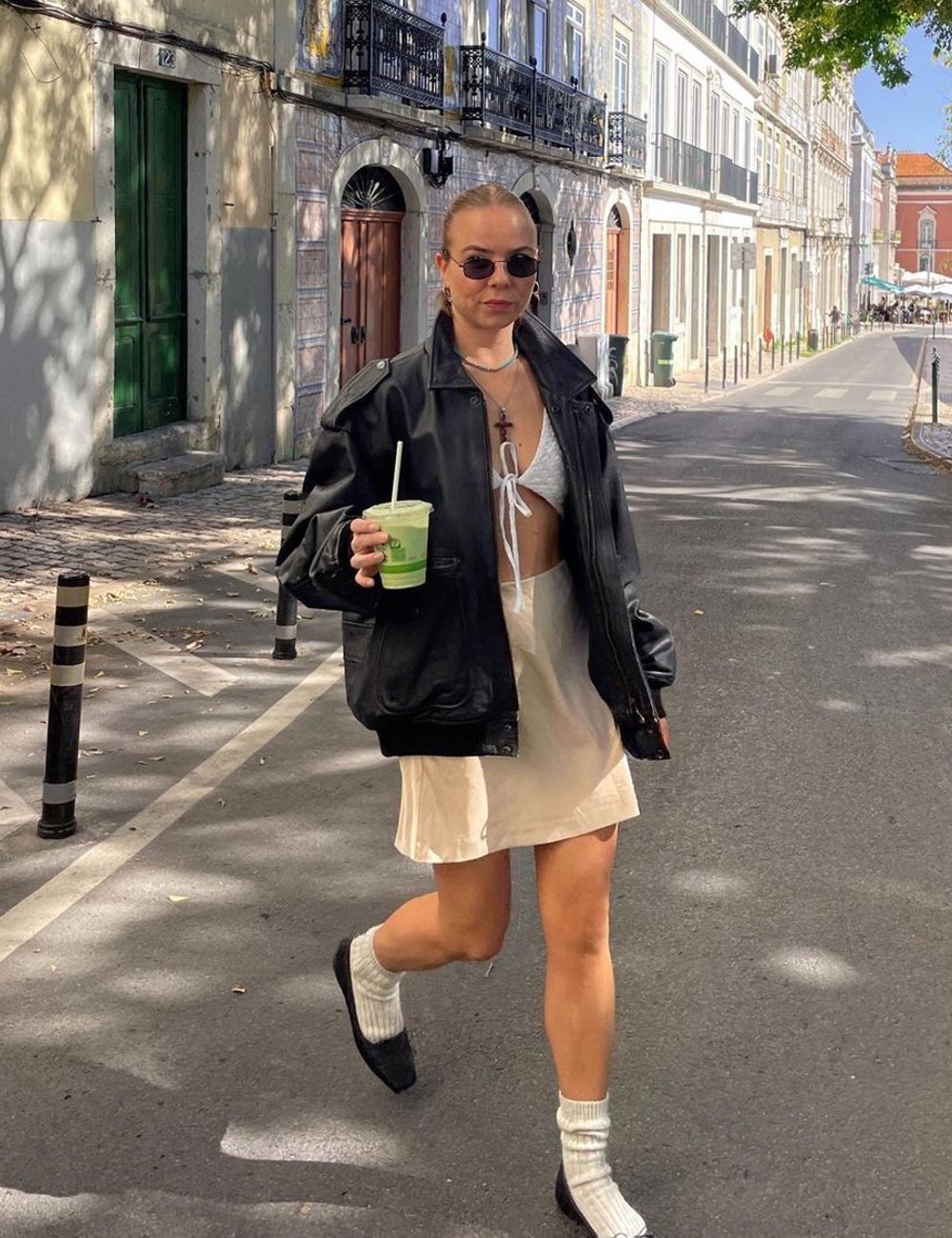 Sophia Molen - saia, cropped, jaqueta e sapatilha - sapatilha - verão - street style - https://stealthelook.com.br