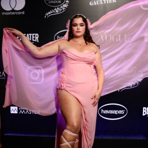 Barbie Ferreira aposta em look com design brasileiro para Baile da Vogue