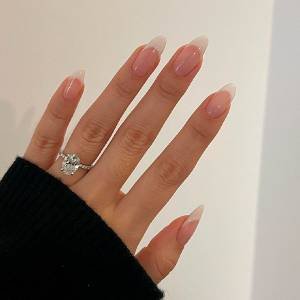 Essa é a nova tendência de nail art minimalista