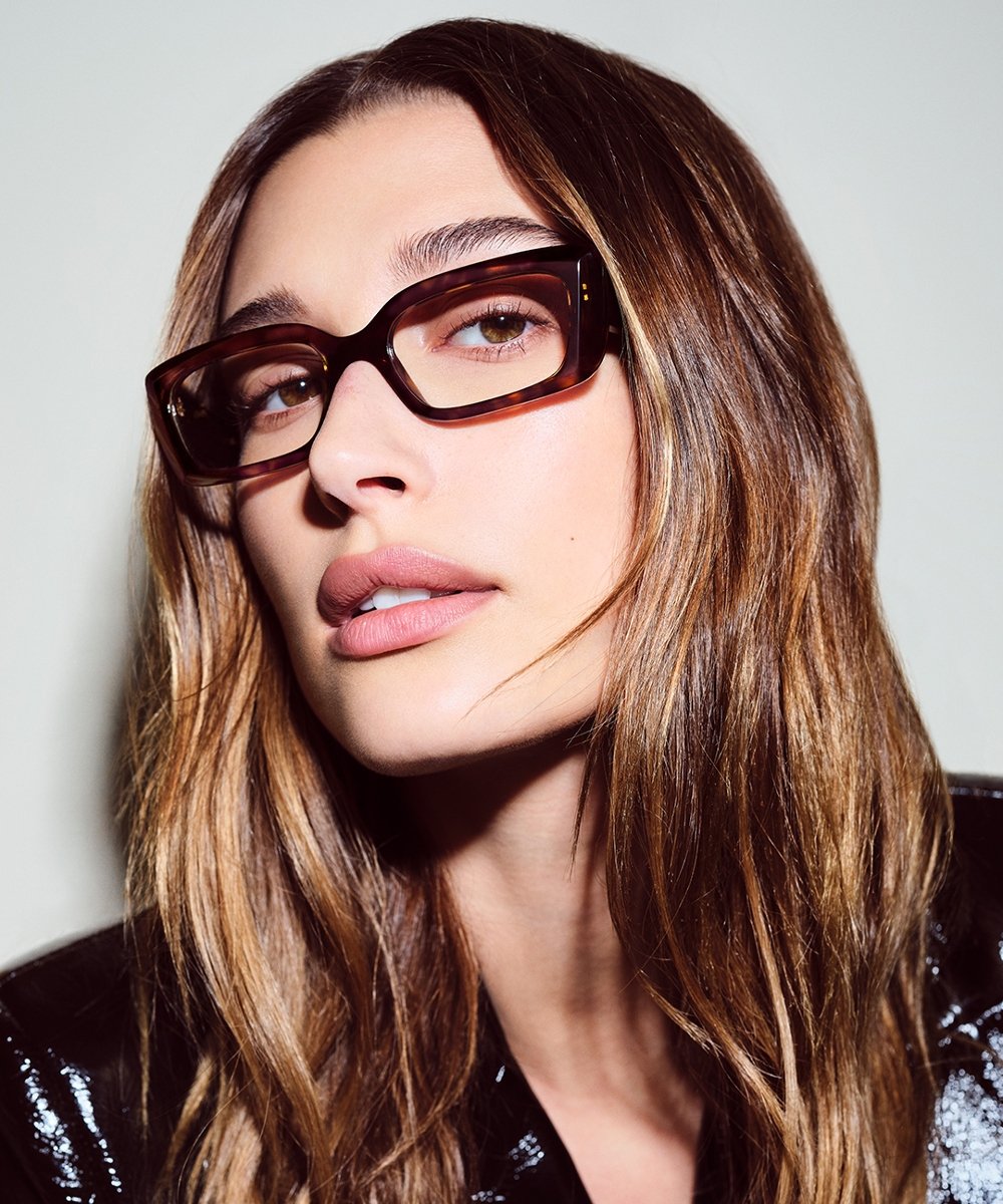 hailey bieber - óculos de grau retangular - óculos de grau - verão - street style - https://stealthelook.com.br