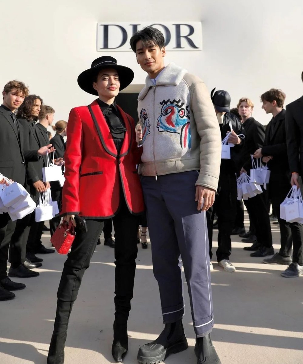 karen wazen e Nattawin Wattanagitiphat  - desfile dior - paris fashion week - inverno - street style - https://stealthelook.com.br
