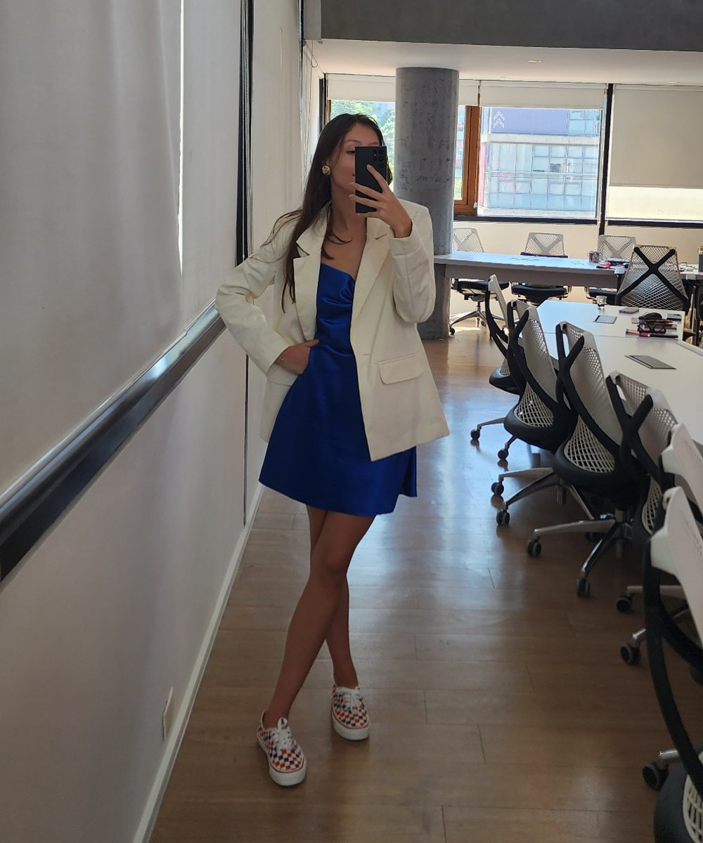Ana Beatriz Hoffert - vestido azul curto blazer branco - vestido no outono - outono - street style - https://stealthelook.com.br