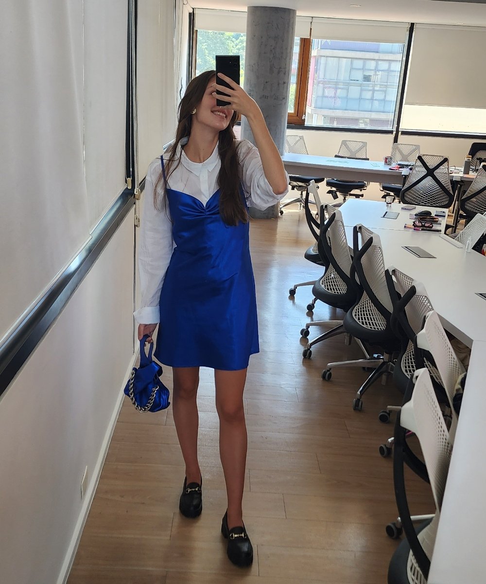 Ana Beatriz Hoffert - vestido azul curto camisa branca - vestido no outono - outono - street style - https://stealthelook.com.br