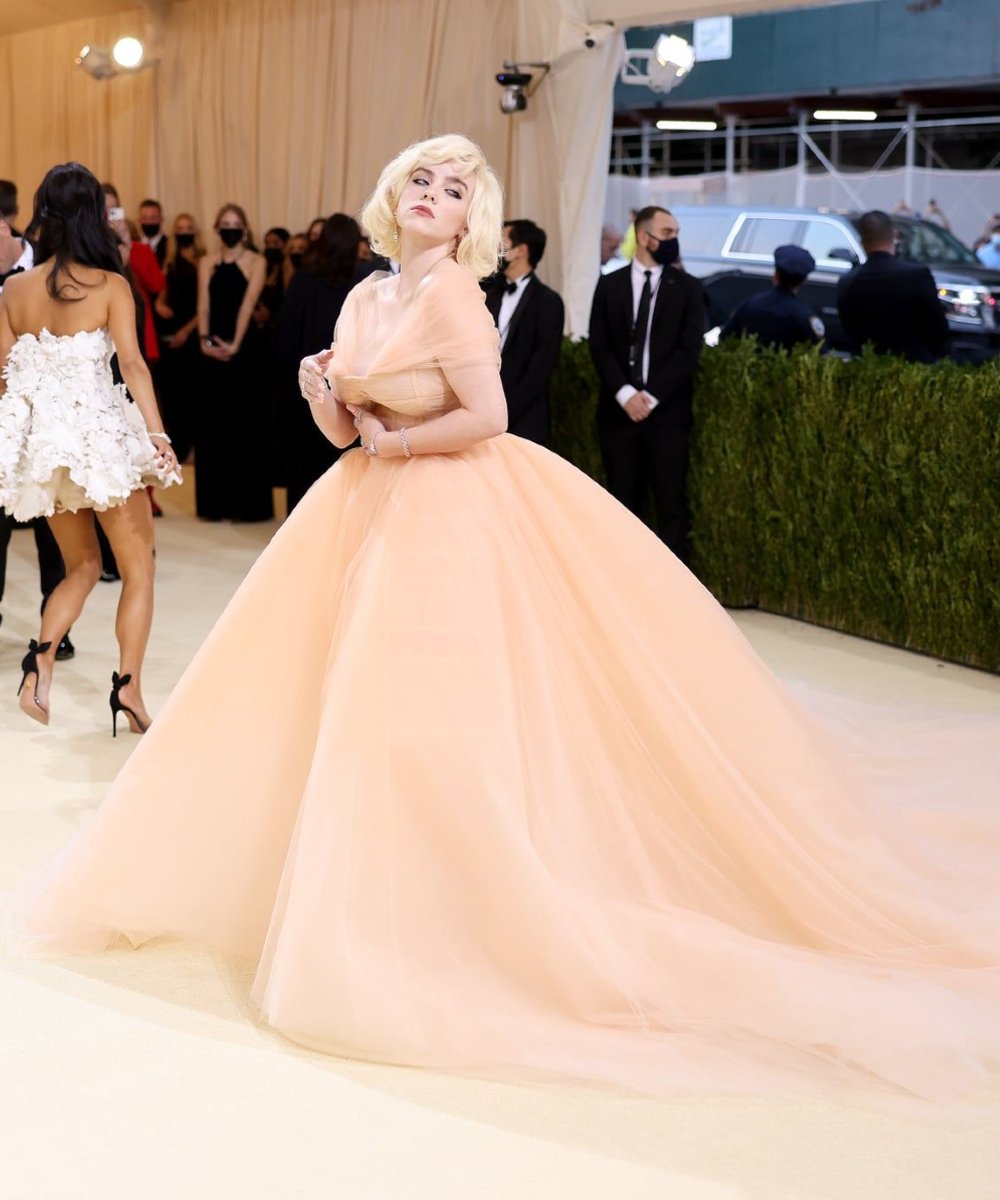 billie eilish - met gala 2021 billie eilish - Billie Eilish - outono - street style - https://stealthelook.com.br