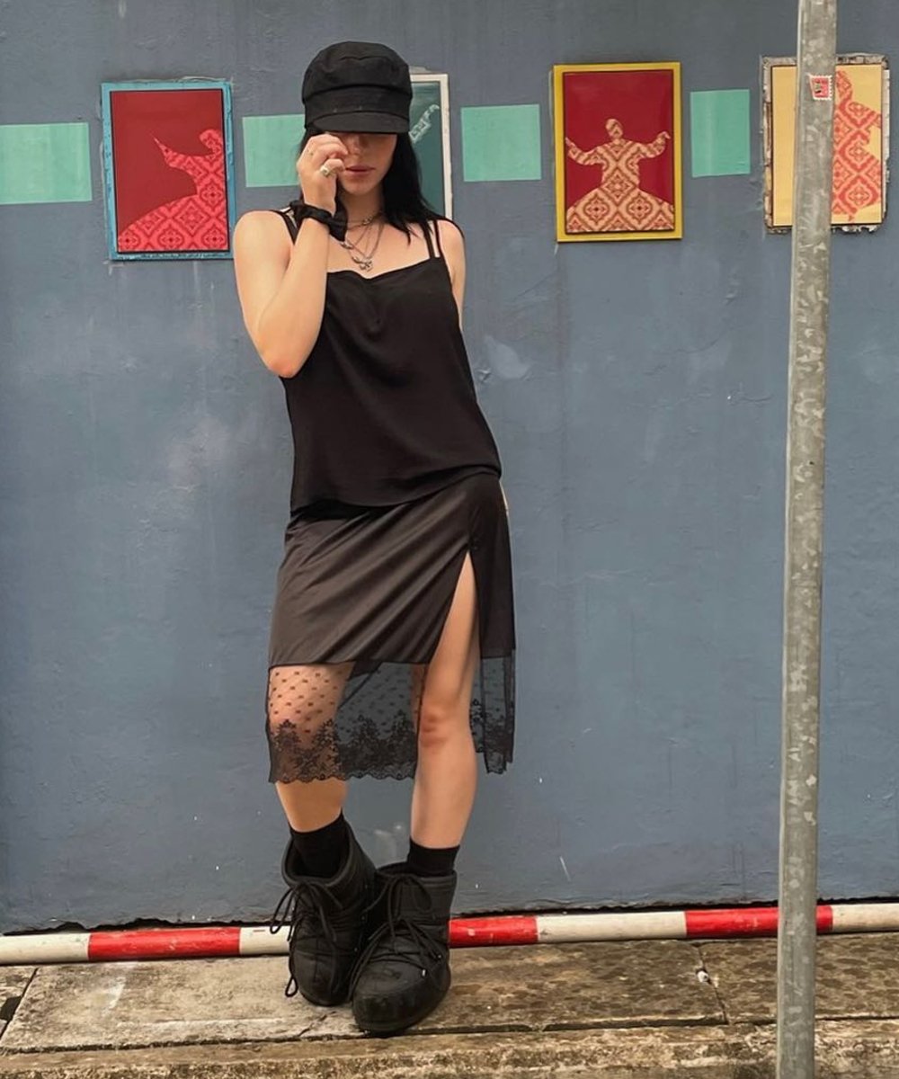 Billie Eilish - billie eilish de preto - Billie Eilish - outono - street style - https://stealthelook.com.br