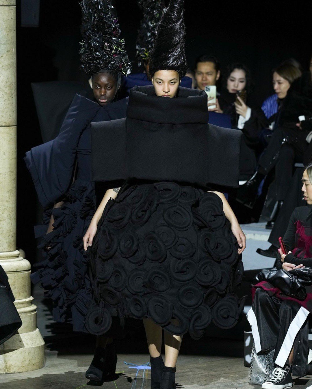 comme des garcons - look preto - Paris Fashion Week - inverno - Paris - https://stealthelook.com.br