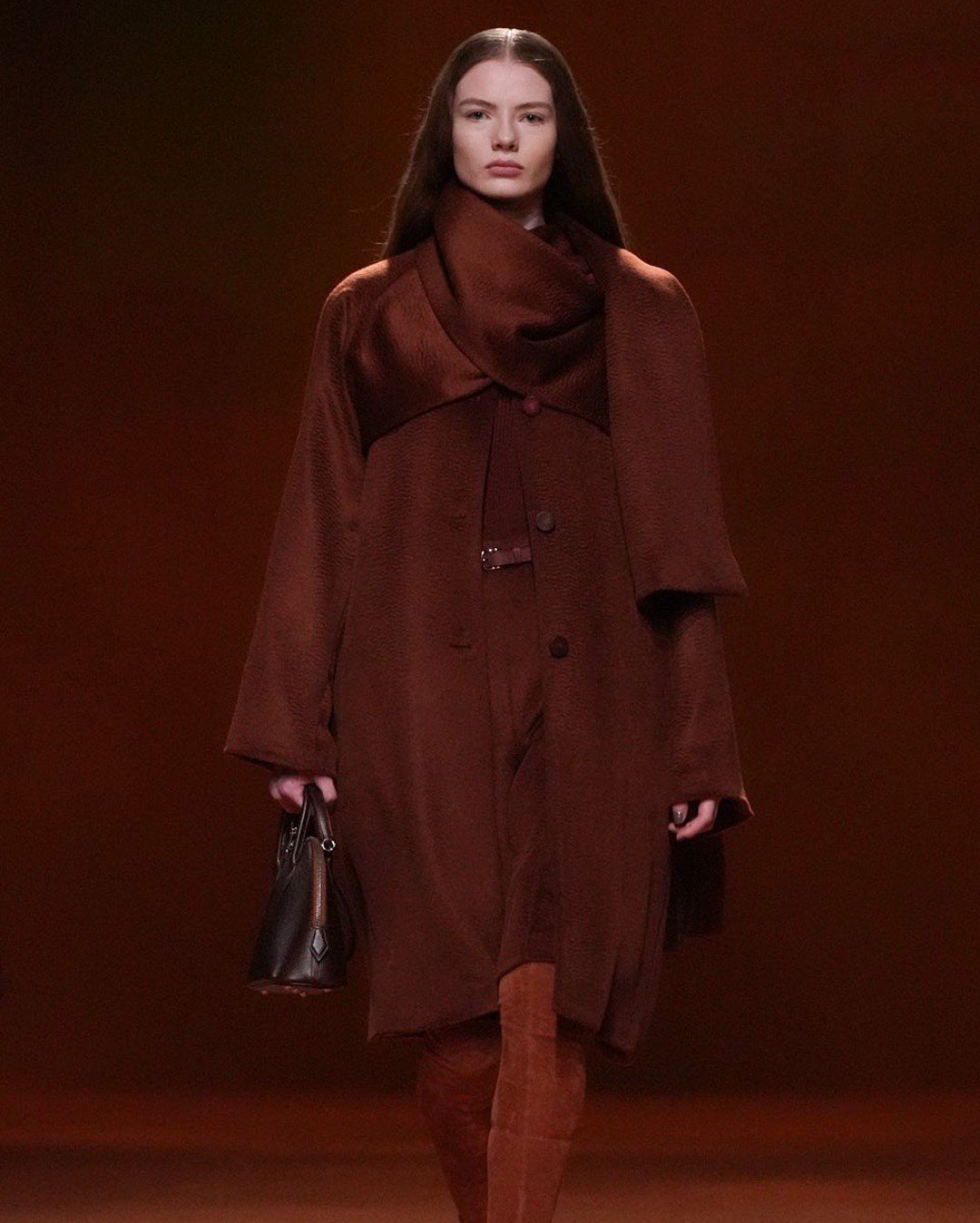 Hermes - casaco marrom - Paris Fashion Week - inverno - Paris - https://stealthelook.com.br