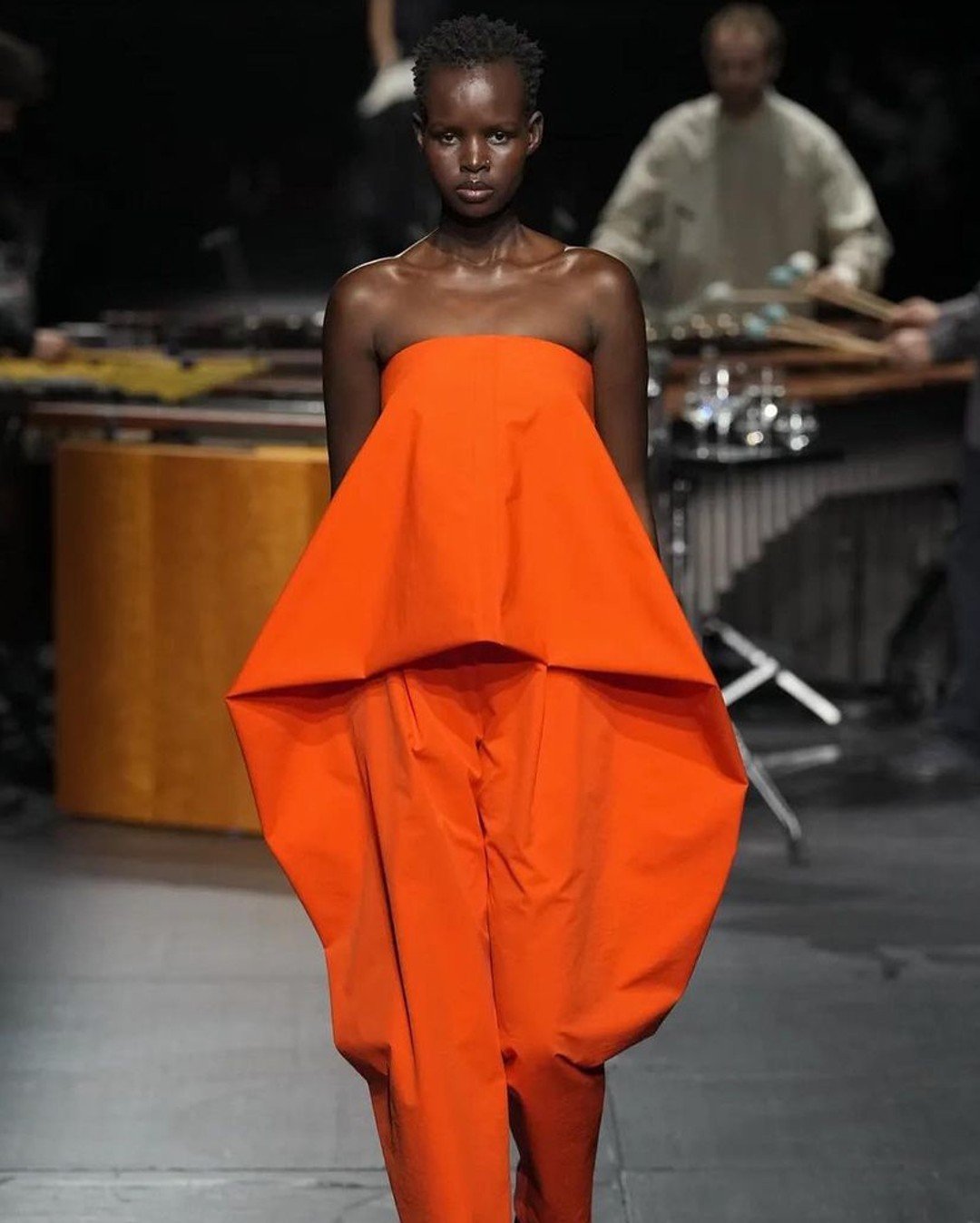 Issey Miyake - laranja - Paris Fashion Week - inverno - Paris - https://stealthelook.com.br