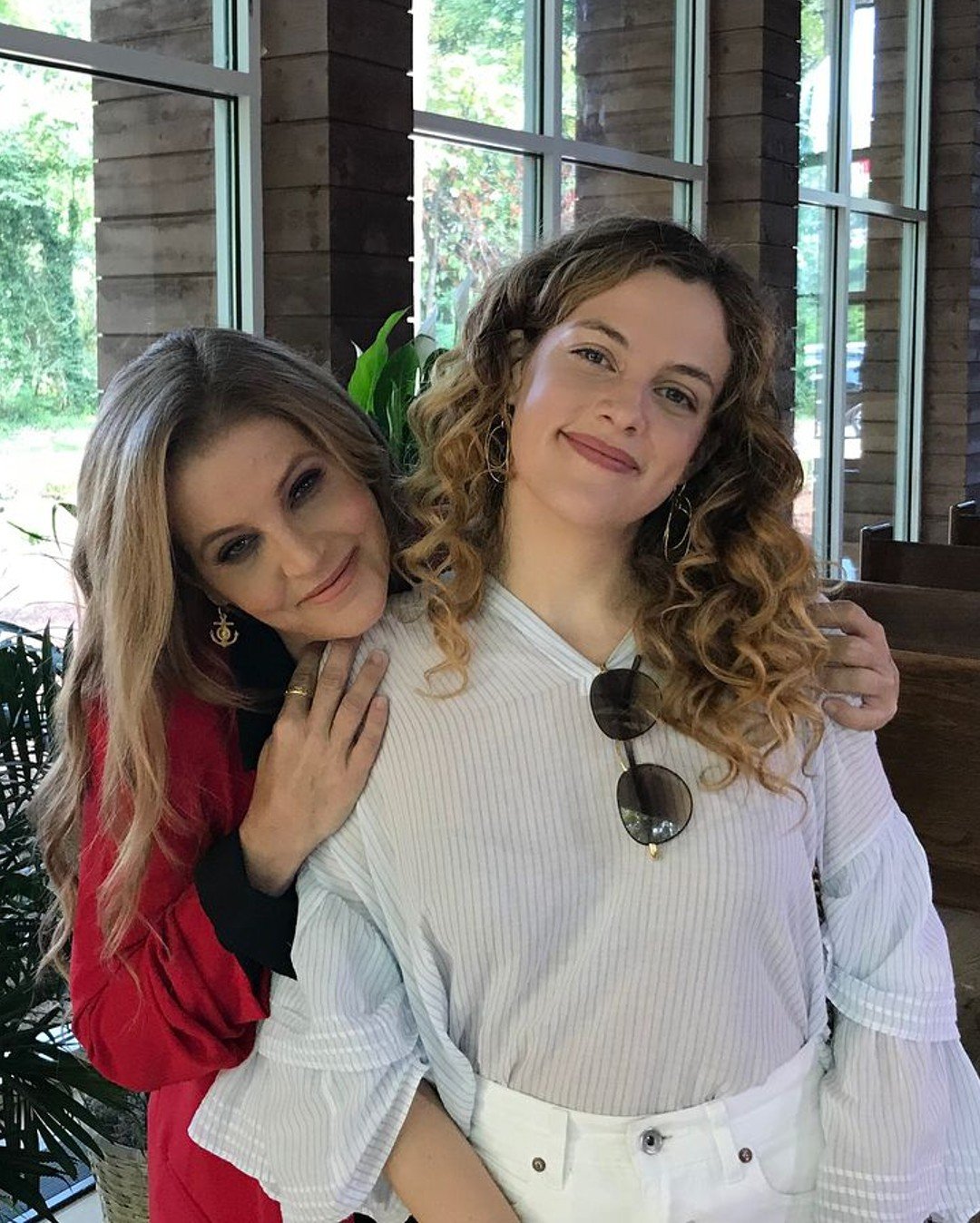 Lisa Presley e Riley Keough - casual - série - inverno - Street style - https://stealthelook.com.br