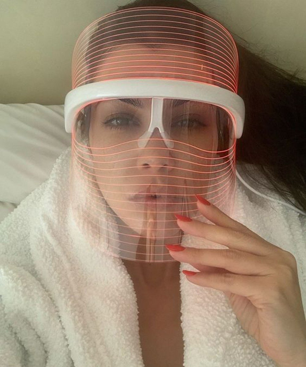 Kourtney Kardashian - skincare-cuidados-com-pele - máscara de led - outono - brasil - https://stealthelook.com.br