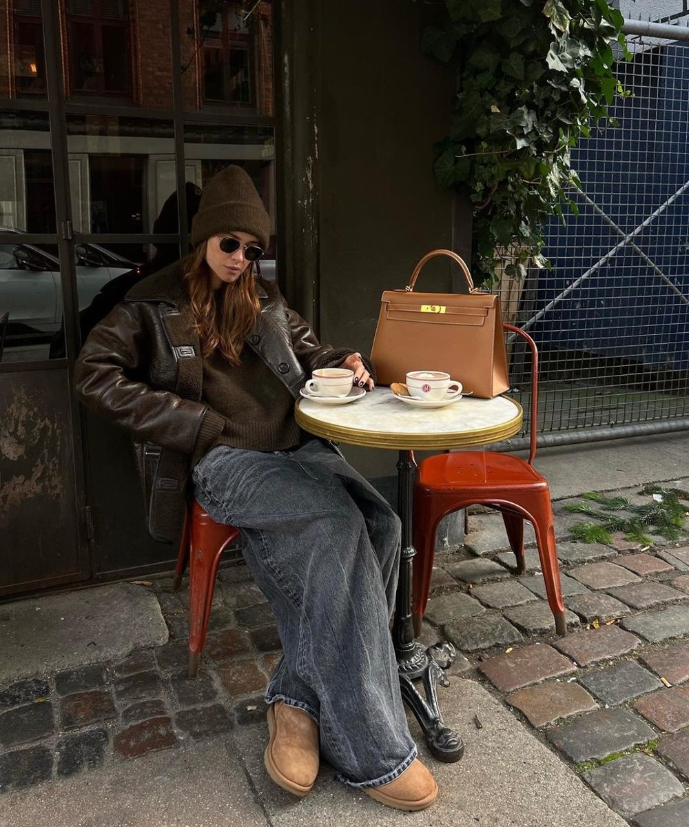 pernillete is baek - sapato ugg saia jeans e sueter - sapato tendência - outono - street style - https://stealthelook.com.br