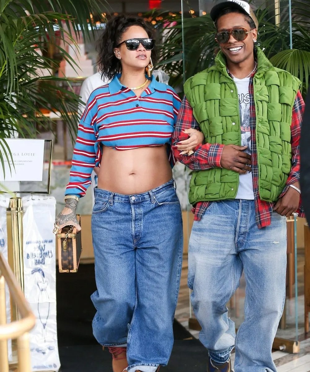Rihanna - blusa polo com calça jeans cintura baixa - blusa polêmica - outono - street style - https://stealthelook.com.br
