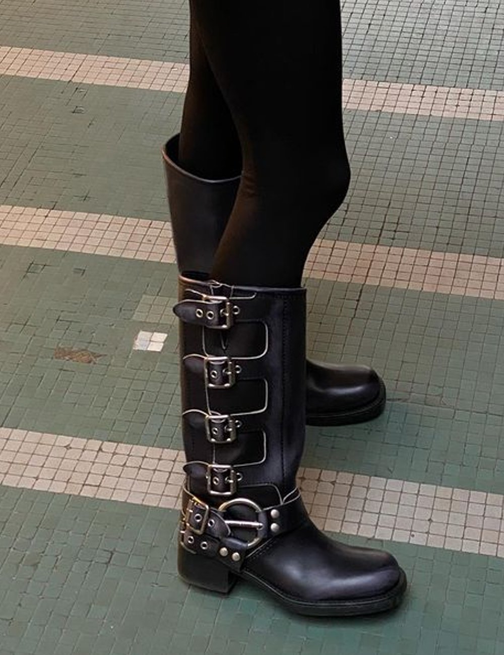 Courney Trop - limpar sapato de couro - limpar sapato de couro - inverno - street style - https://stealthelook.com.br