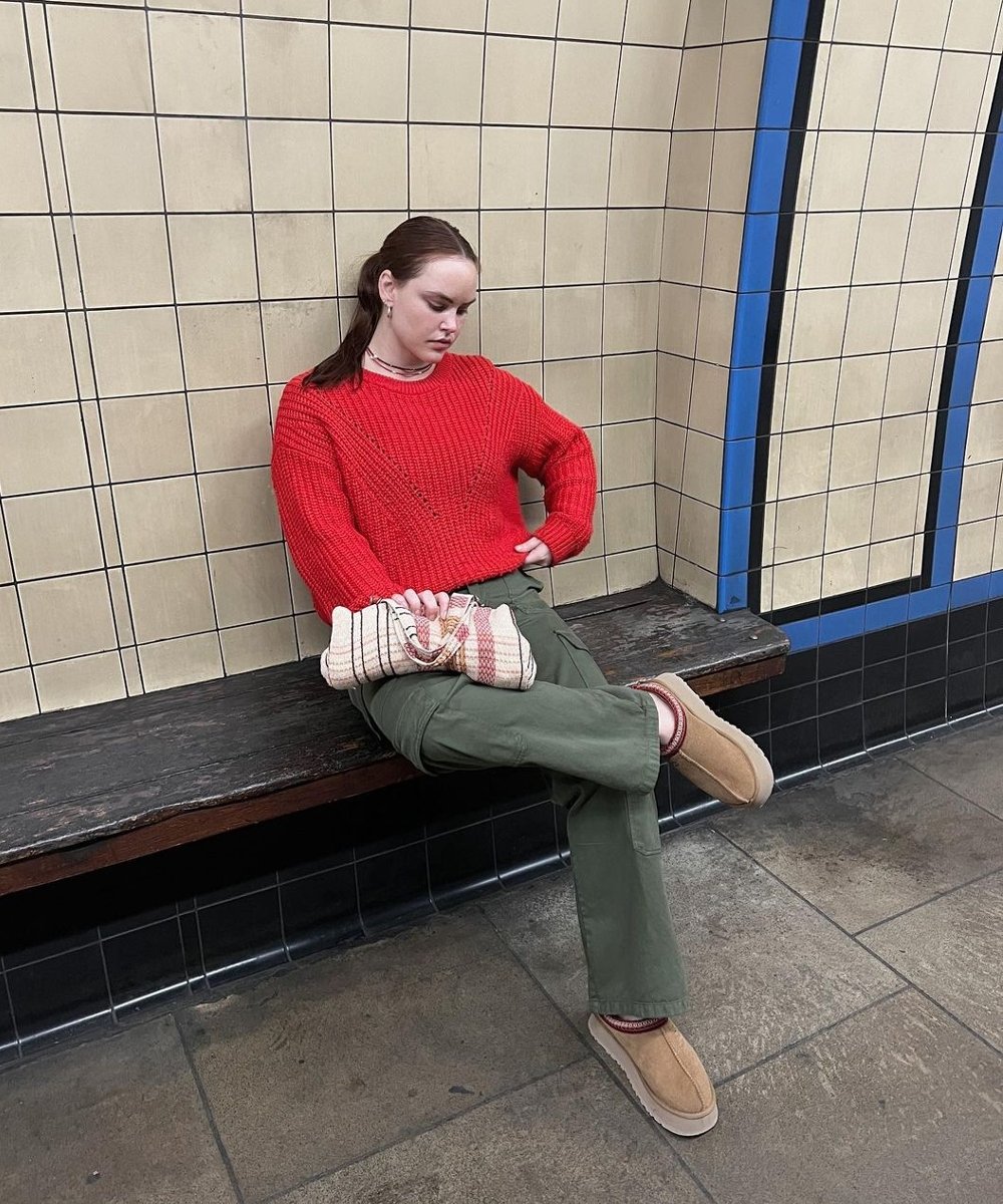 sophia brenn - calça verde sueter vermelho sapato ugg - sapato tendência - outono - street style - https://stealthelook.com.br