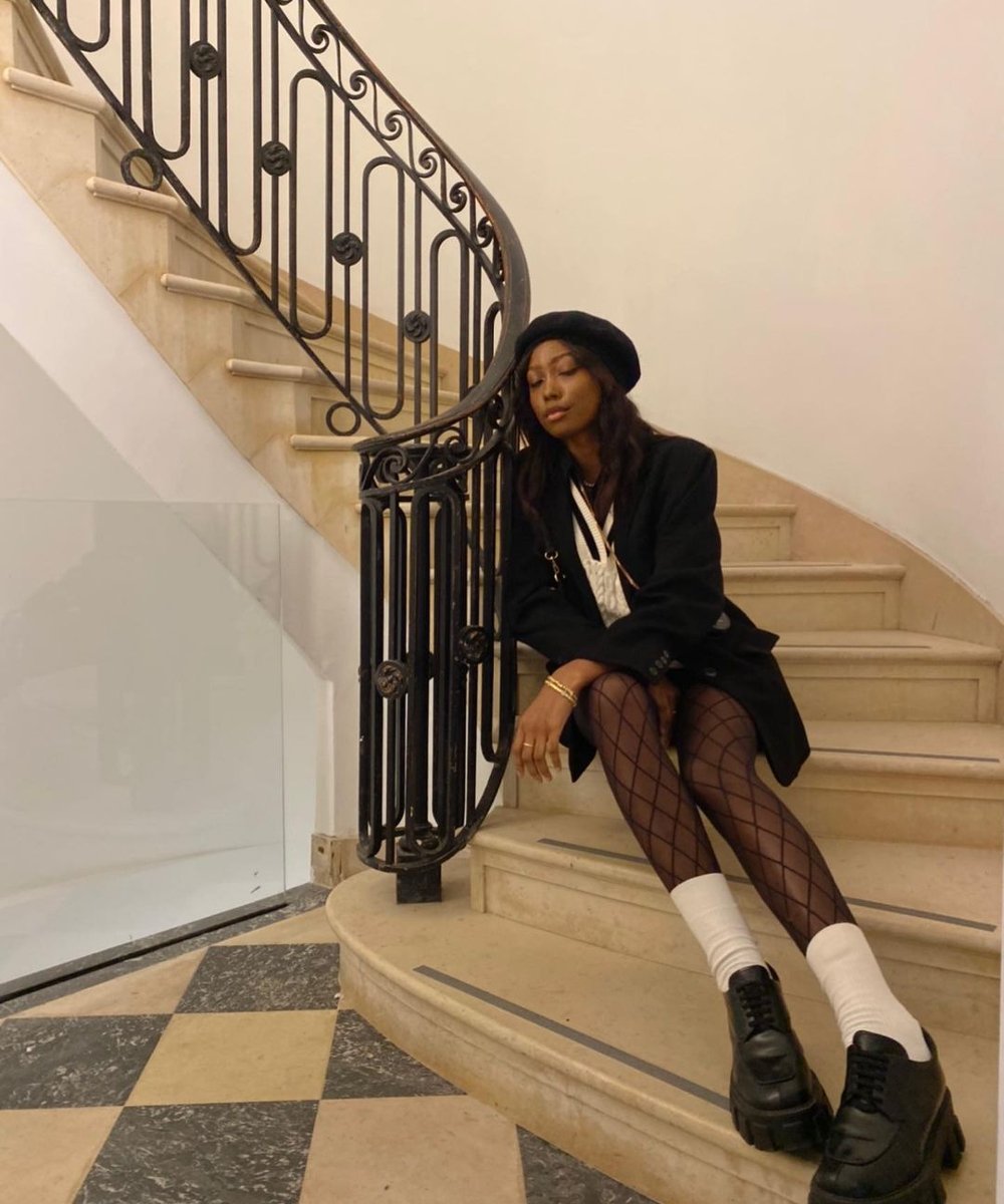 Chanel Mckinsie - meia calça e meia branca boina - itens de moda - inverno - street style - https://stealthelook.com.br