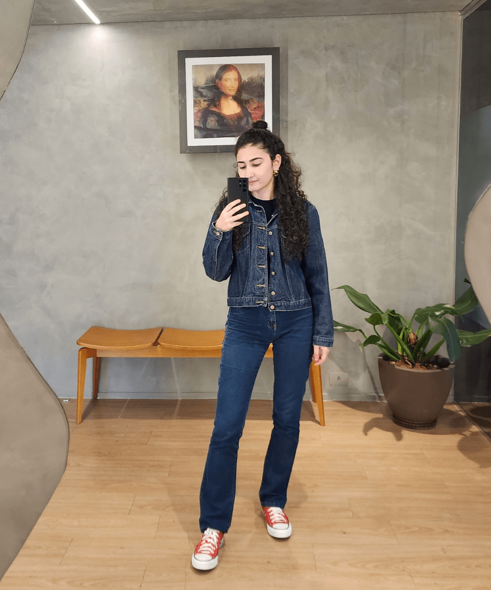 Clara Moura - calça jeans, jaqueta jeans e converse vermelho - tênis All Star - outono - foto na frente do espelho - https://stealthelook.com.br