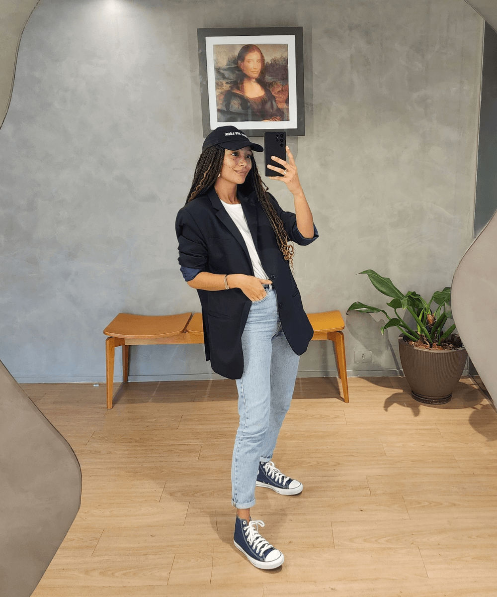 Rafaela Lopes - calça jeans, t-shirt branca, blazer preto, boné e tênis - tênis All Star - outono - foto na frente do espelho - https://stealthelook.com.br