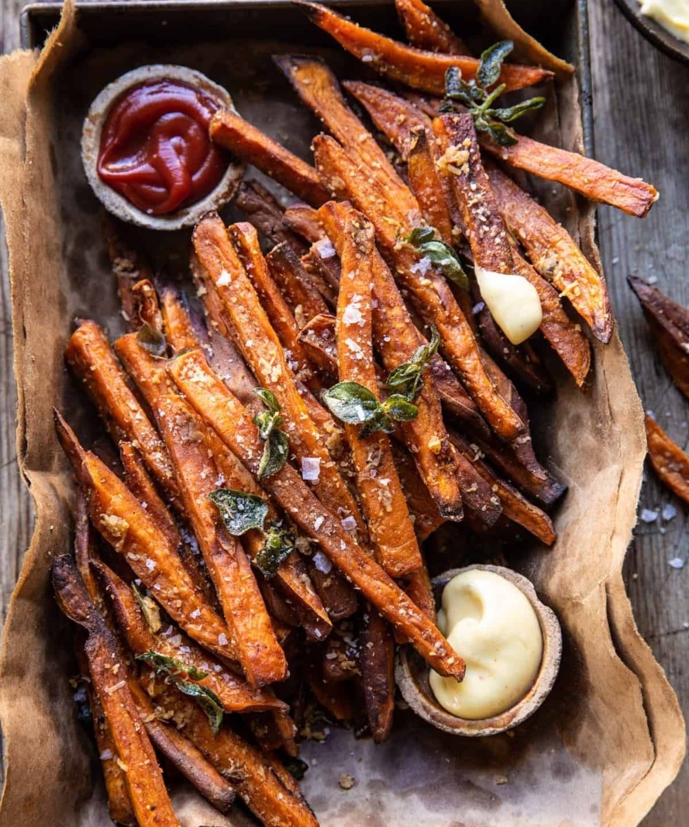 @halfbakedharvest -      - receitas na air fryer - verão - foto de comida em cima da mesa - https://stealthelook.com.br