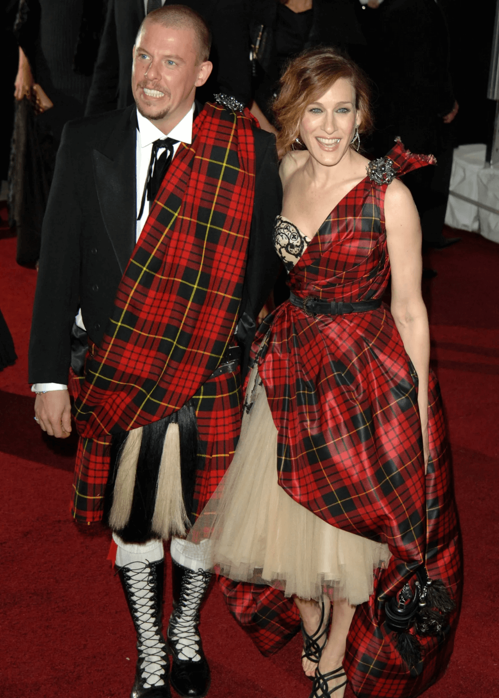 Sarah Jessica Parker e Alexander McQueen - vestido com detalhe em xadrez vermelho - Met Gala - primavera - um homem e uma mulher posando para a foto - https://stealthelook.com.br