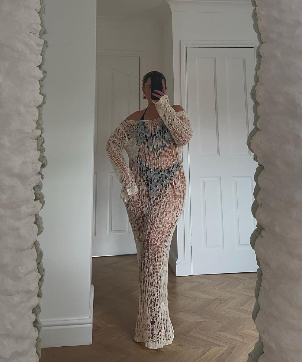 Faye Queenan - vestido de croche longo e biquini preto - tendências do TikTok - verão - foto na frente do espelho - https://stealthelook.com.br