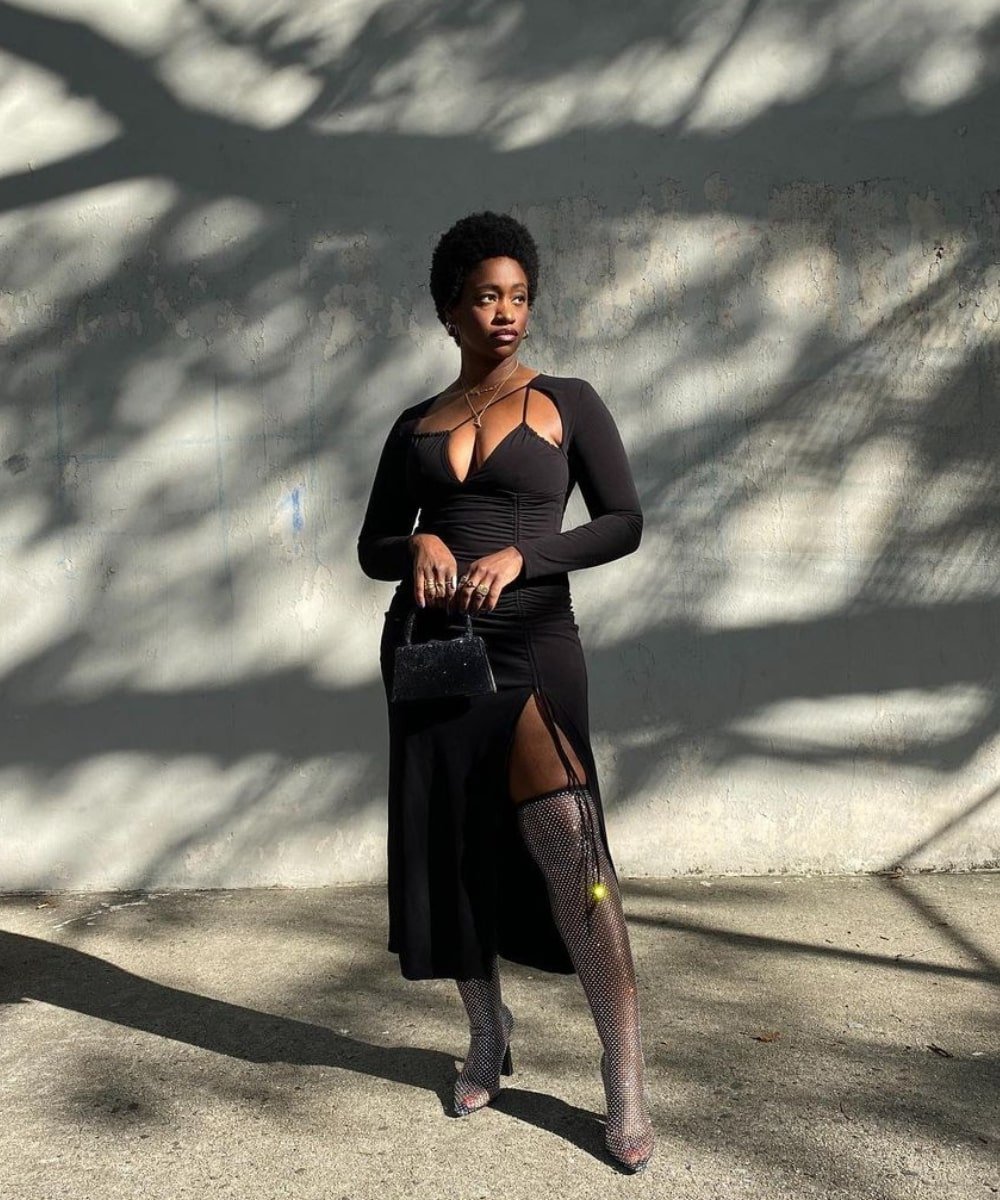 Yolande Macon - vestido midi preto com fenda, bota de strass - tendências do TikTok - outono - em pé na rua - https://stealthelook.com.br