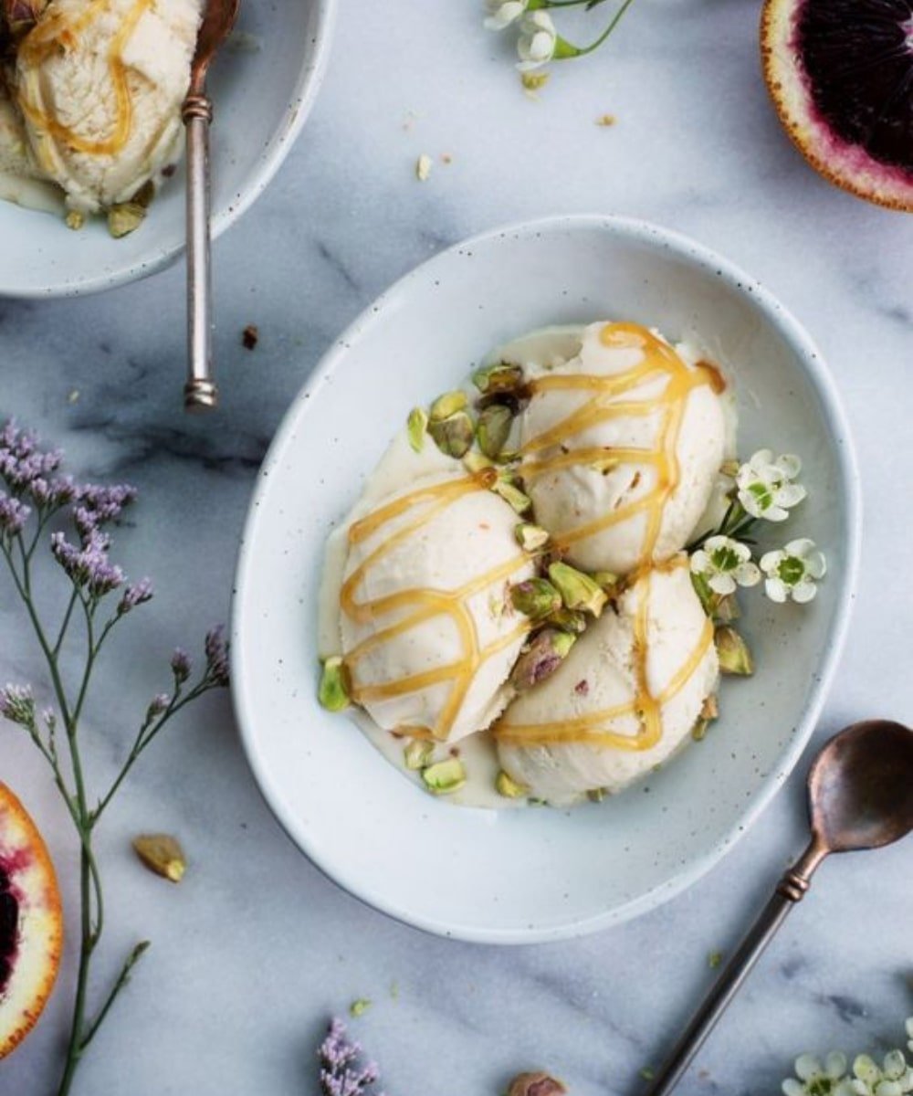 @ohhoneybakes - sorvete com mel e pistache - receitas com iogurte natural - verão - foto de uma tigela de sorvete com mel e pistache - https://stealthelook.com.br