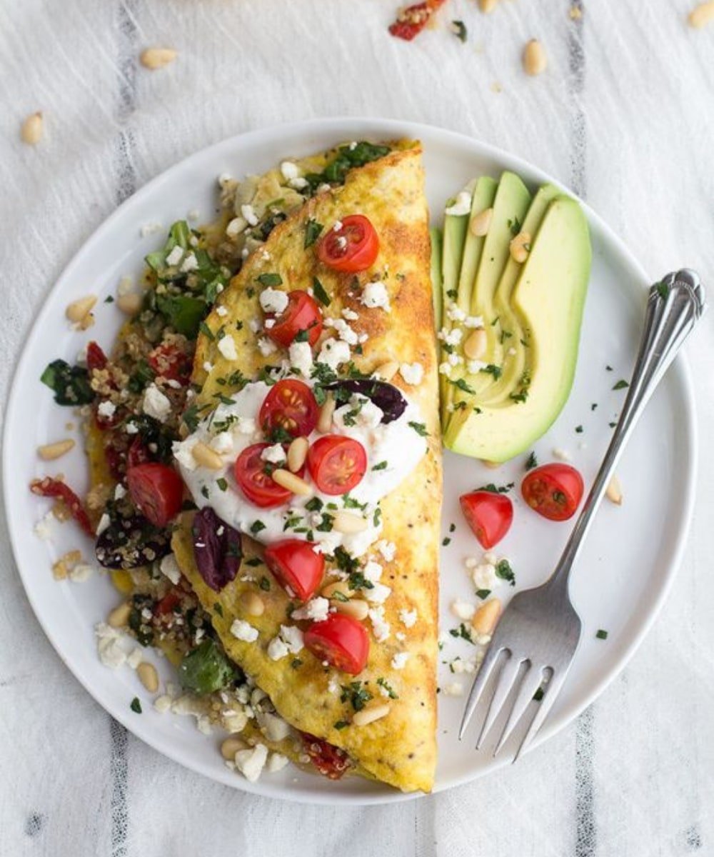 @halfbakedharvest - omelete com tomate, abacate e quinoa - receitas na air fryer - verão - foto de comida em cima da mesa - https://stealthelook.com.br