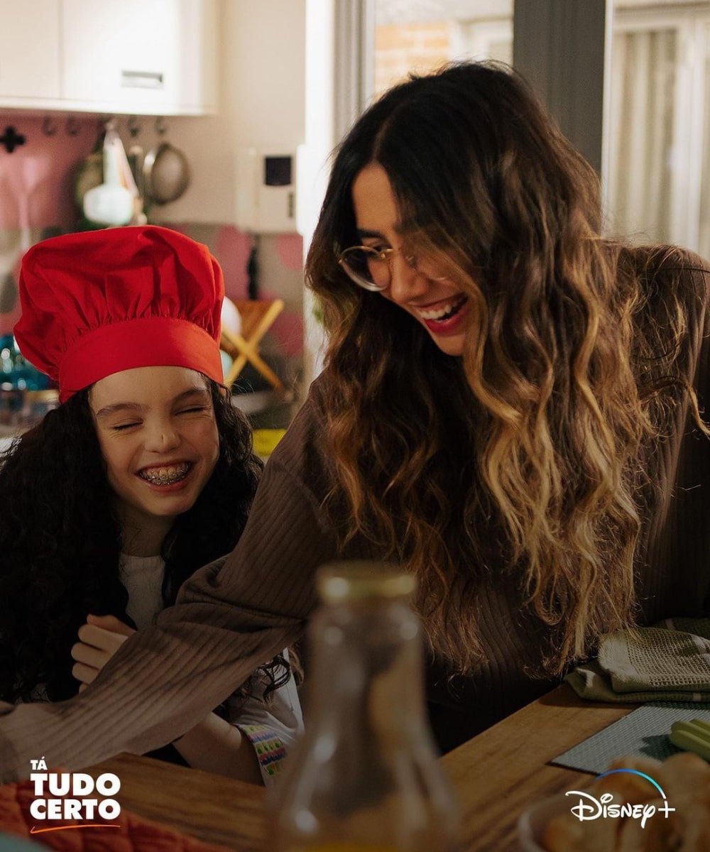Gita Delavy e Ana Caetano -      - Tá Tudo Certo - verão - duas meninas sorrindo, uma delas com chapéu vermelho de cozinheiro - https://stealthelook.com.br