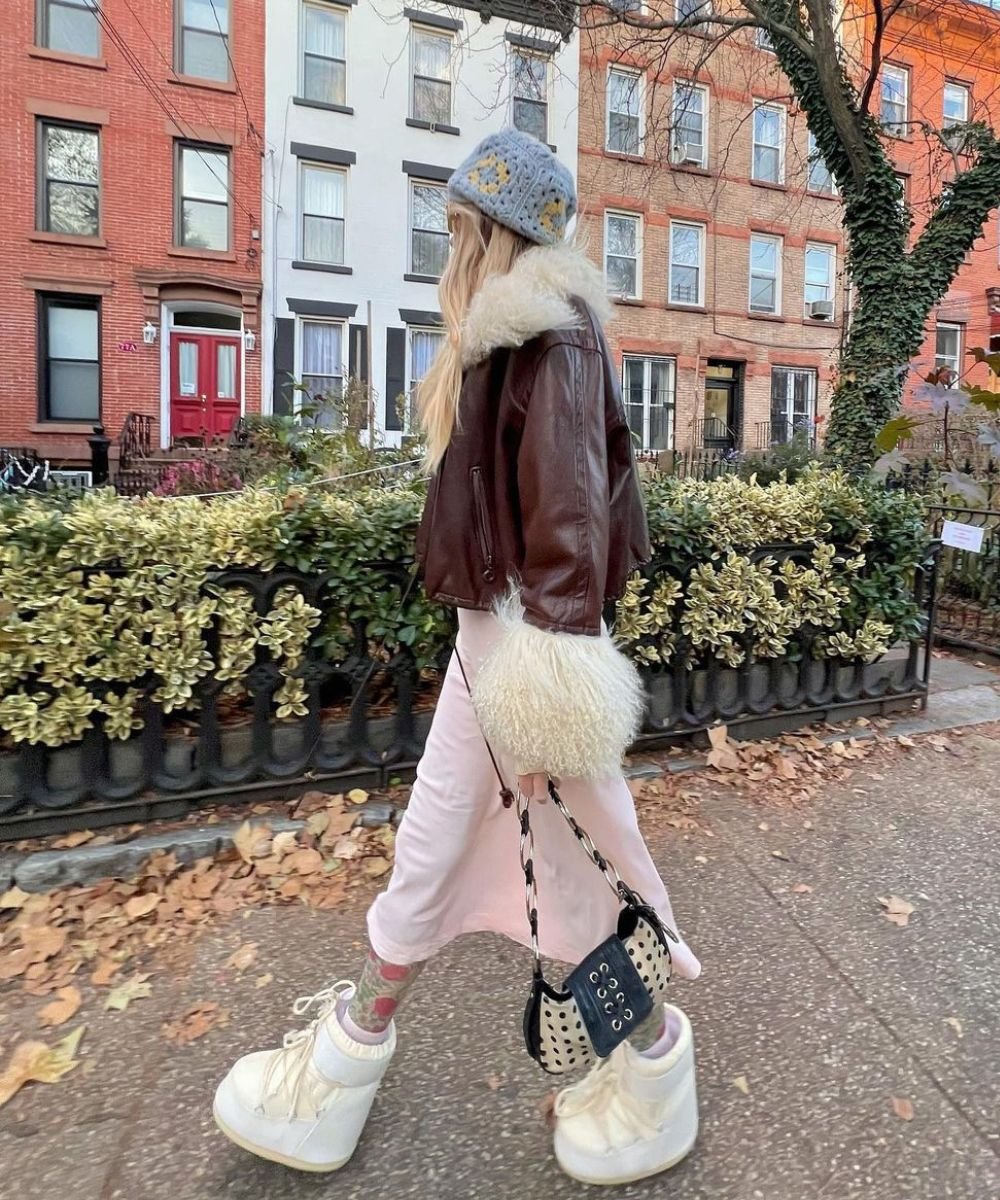 Annika White - vestido longo rosa, moon boots off white, jaqueta de couro marrom e gorro - moon boots - inverno - andando na rua - https://stealthelook.com.br