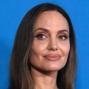 Angelina Jolie loira é tudo o que precisávamos ver hoje