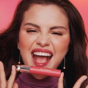 O lip oil da Rare Beauty, marca da Selena, chegou no Brasil