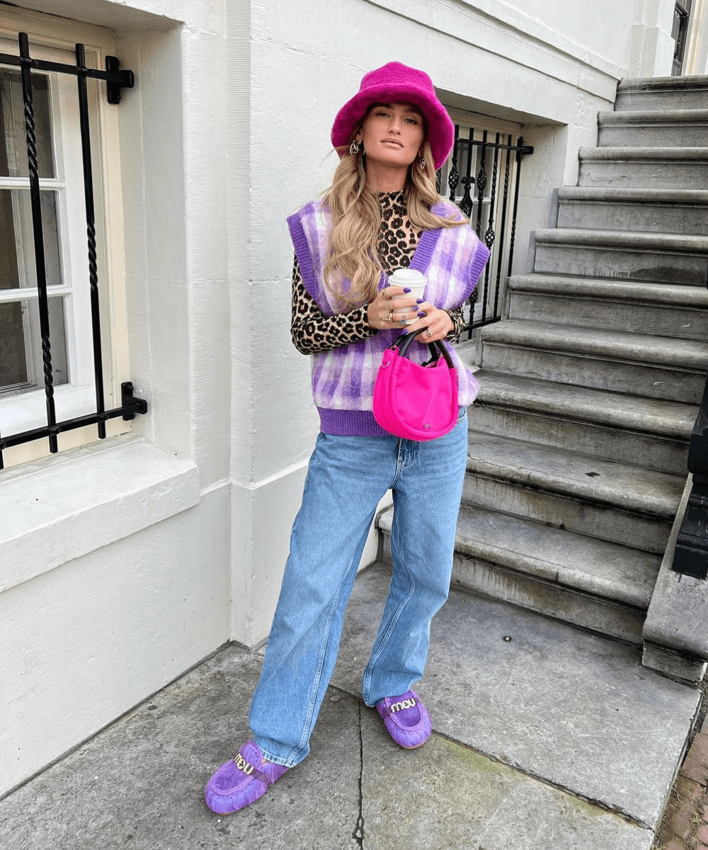 @tessavmontfoort - blusa de animal print, colete xadrez lilás, bucket hat e calça jeans - looks com xadrez - inverno - em pé na rua - https://stealthelook.com.br