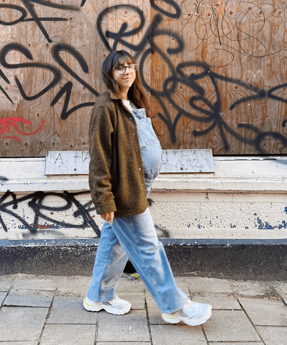 Sofia Stipkovic - jardineira jeans, tenis esportivo e cardigã quentinho - pós maternidade - inverno - andando na rua - https://stealthelook.com.br
